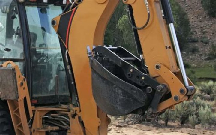Are backhoe buckets universal?