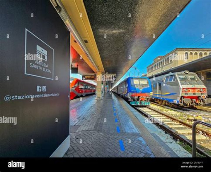 Are there lockers at Venice Santa Lucia train station?