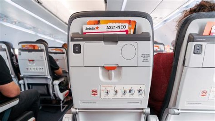 Can kids travel alone on Jetstar?