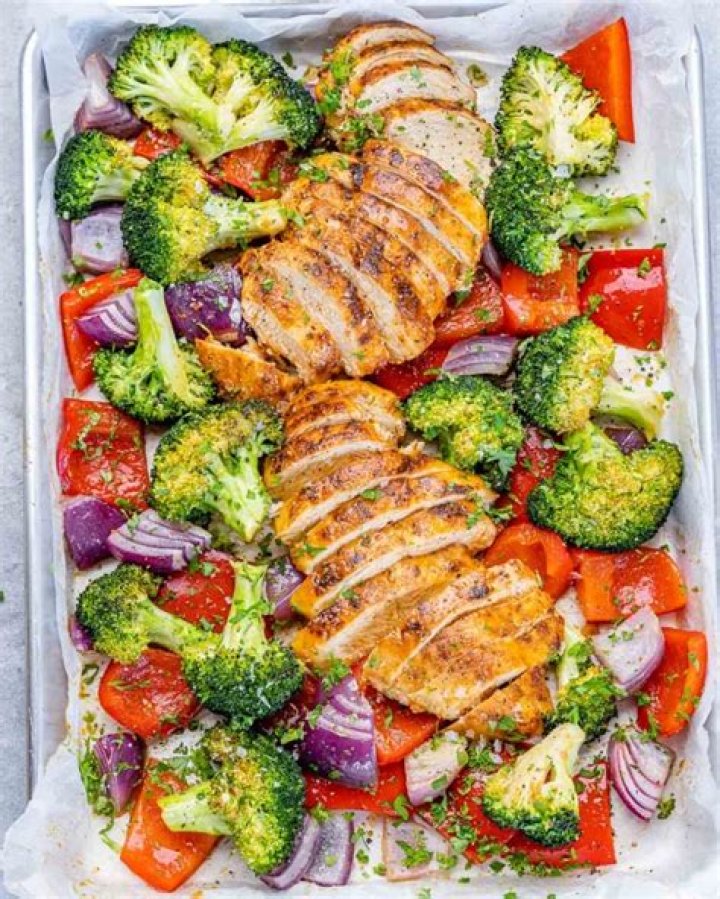 Can you bake raw chicken with vegetables