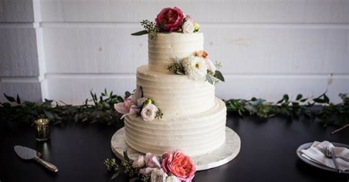 Can you bake your own wedding cake?