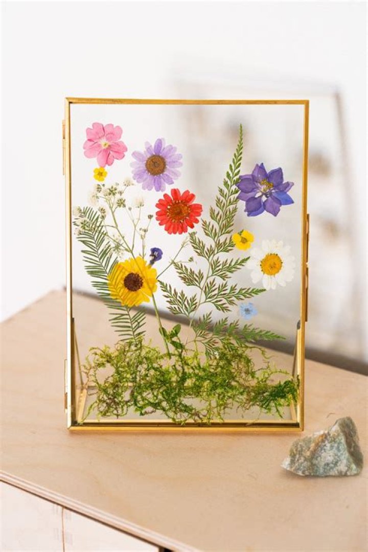Can you put pressed flowers in a picture frame?