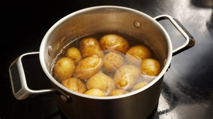 Can you put raw potatoes in boiling water?