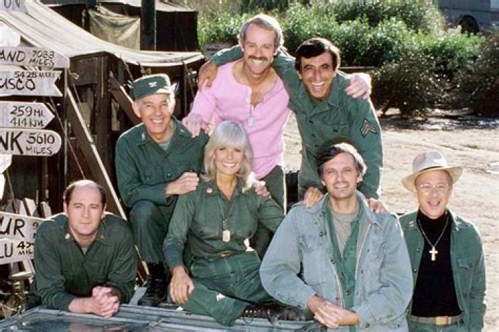 Did Alan Alda and Mike Farrell get along?