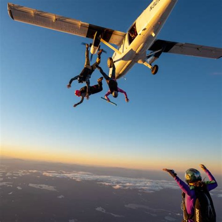 Did the Queen skydive in 2012?