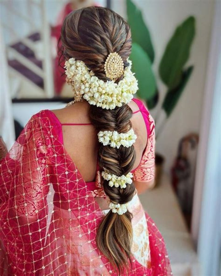 Do Indian brides carry flowers?