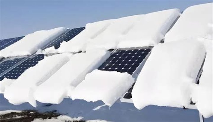Does snow affect solar panels?