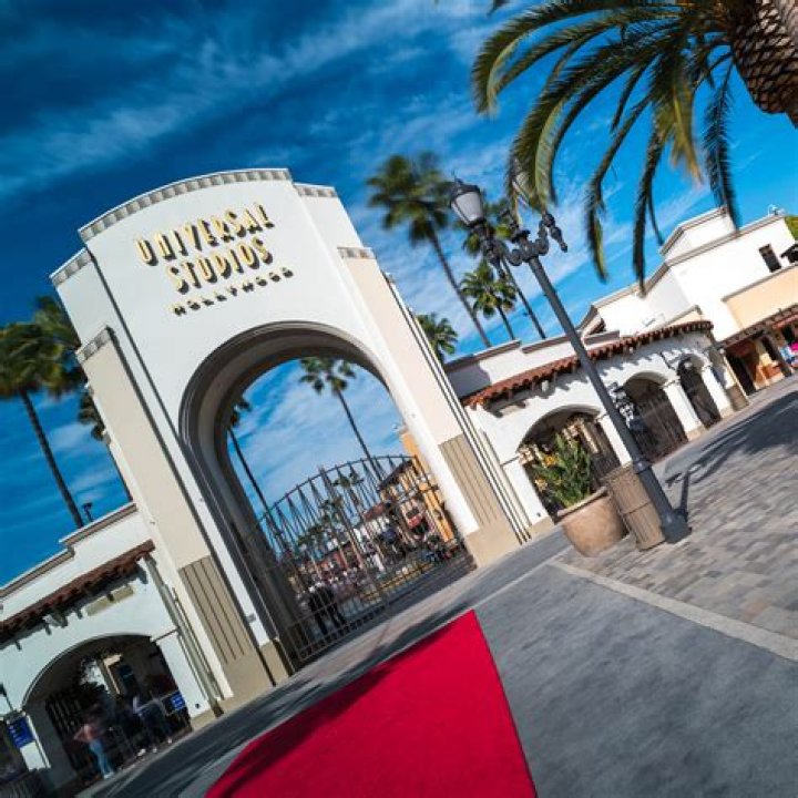 Does Universal Studios have an outlet store?