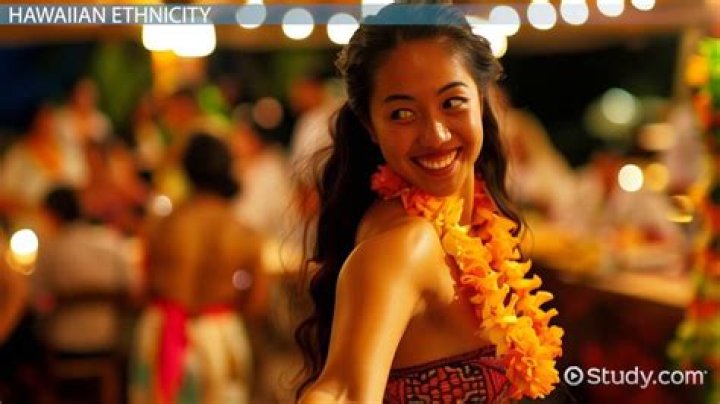 How do Hawaiians decorate their homes?