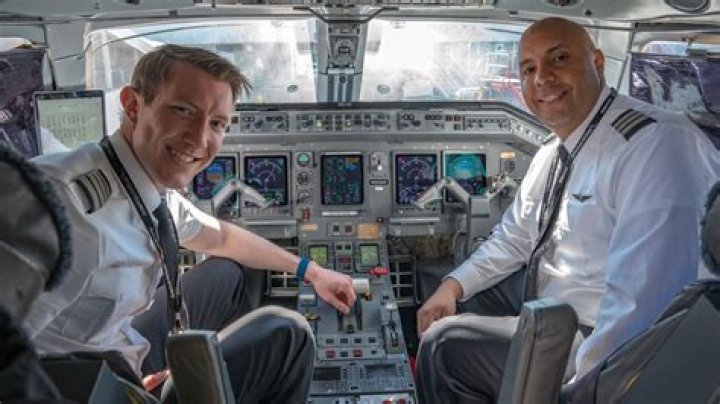 How do I become an American Airlines pilot?