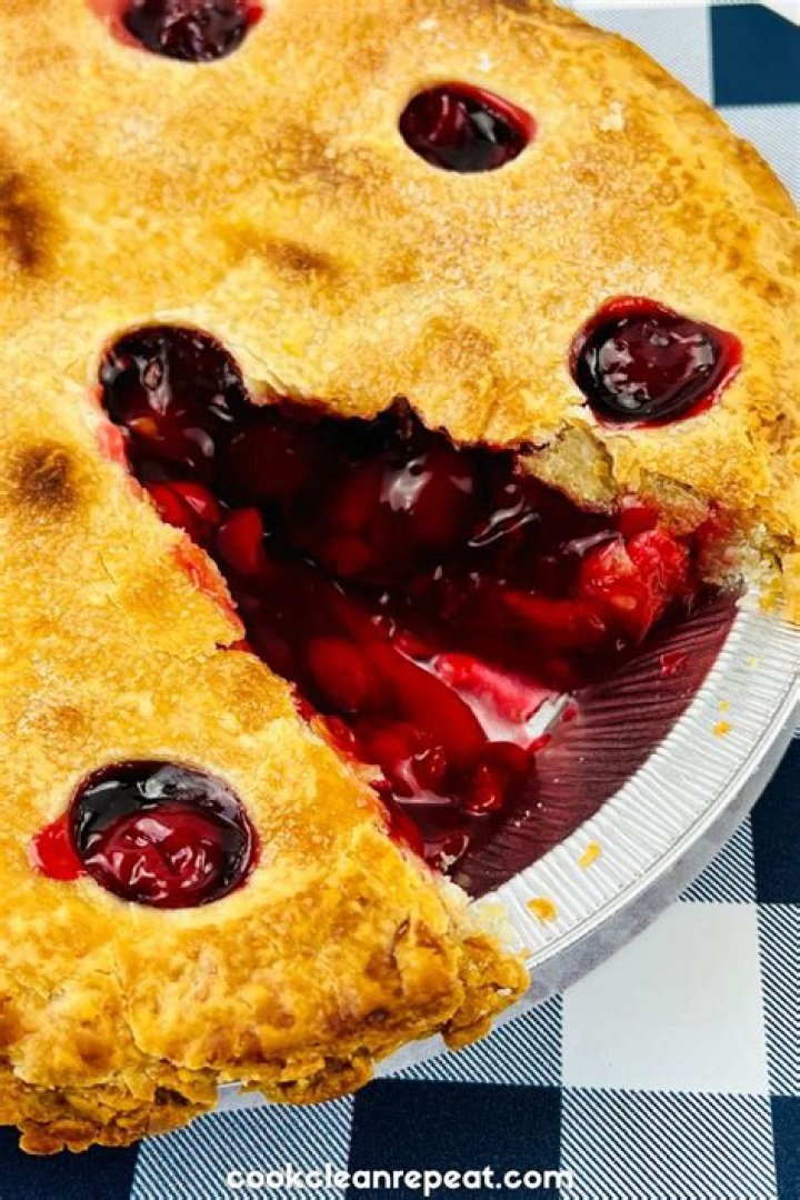How do I know when cherry pie is done?