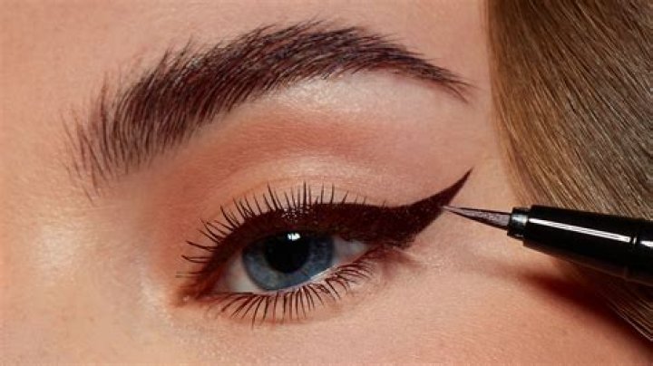 How do you apply eyeliner for small round eyes?
