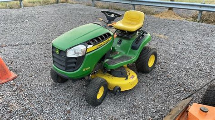 How do you reset the service light on a John Deere e100?