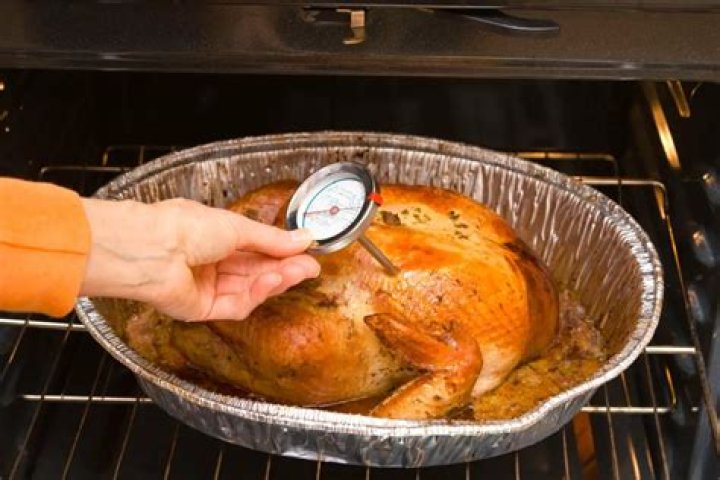How do you tell if a whole chicken is done without a thermometer?
