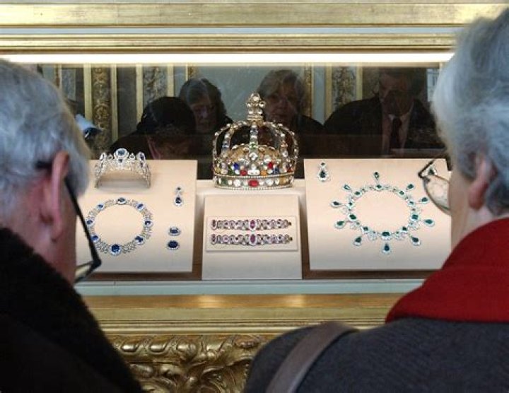 How does the crown work in checkers?