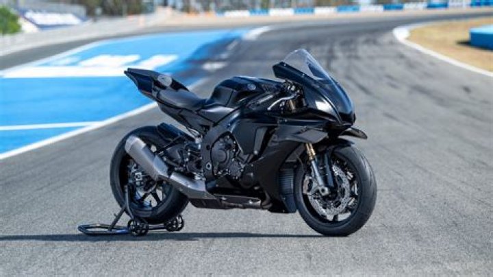 How fast does an R1 do the quarter mile?