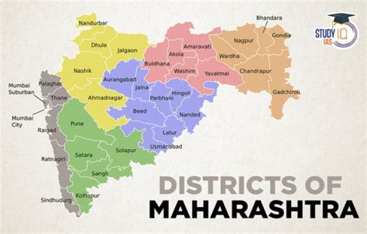 How many districts and municipalities are in Ghana?