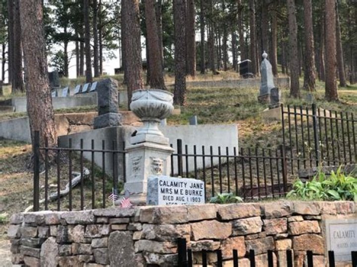 How many graves are in Mount Moriah Cemetery?