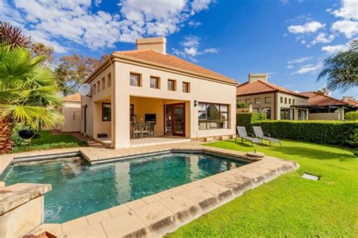 How many houses are there in Pecanwood estate?