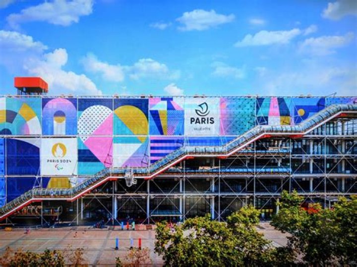 How many pieces of art are in the Centre Pompidou?