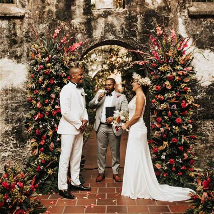 How much is a wedding officiant in Los Angeles?