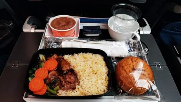 Is Singapore Airlines still serving food?
