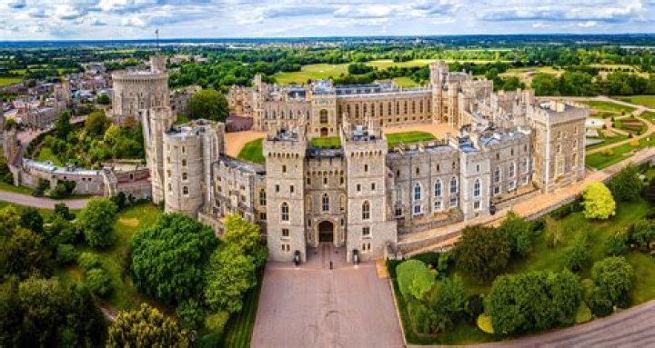 What are castle houses called?