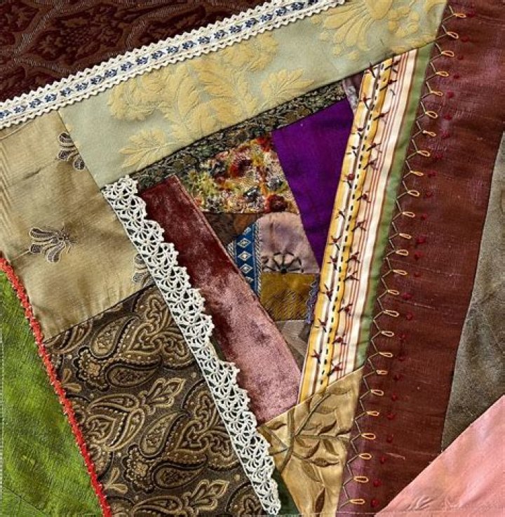 What are the characteristics of a townhouse?