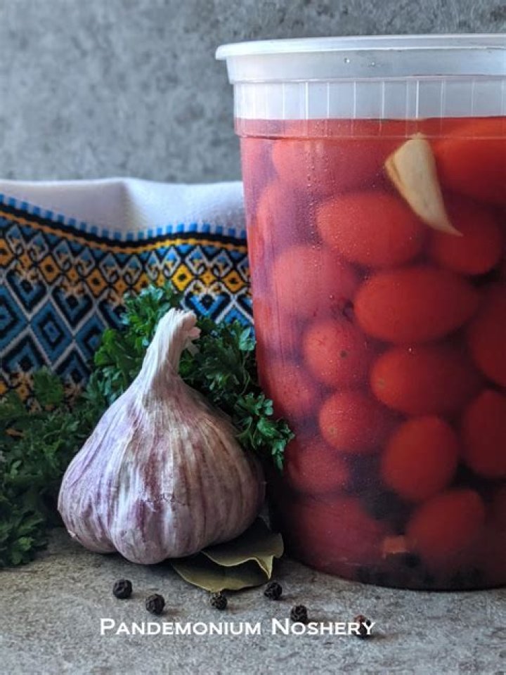 What are the ingredients for Ukrainian pickled tomatoes?