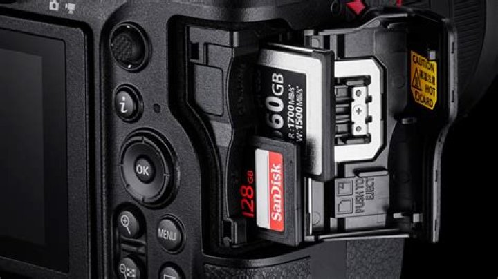What battery does the Nikon D610 use?