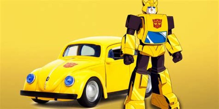 What car is the girl fixing in Bumblebee?