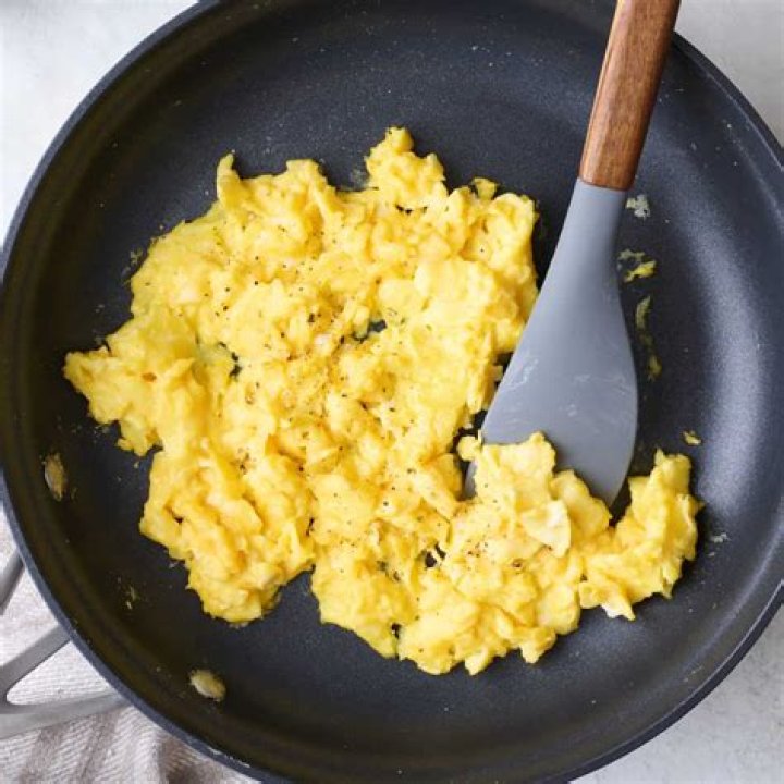 What degrees do you need to make scrambled eggs?