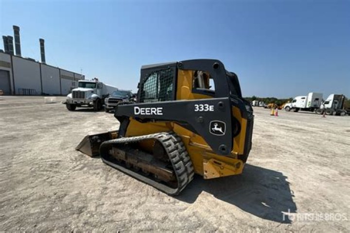 What engine is in John Deere 333E?