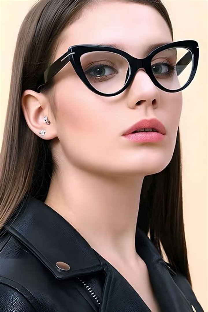 What face shape do cat eye glasses look best on?