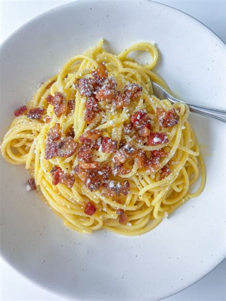 What is carbonara pizza made of?