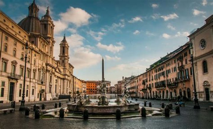 What is Piazza Navona famous for?