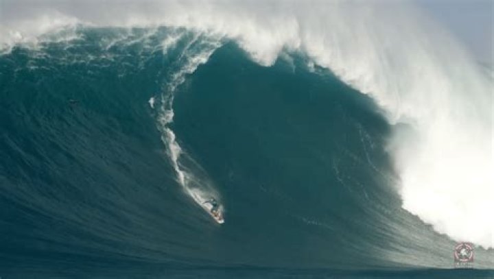 What is the biggest wave ever recorded at Mavericks?