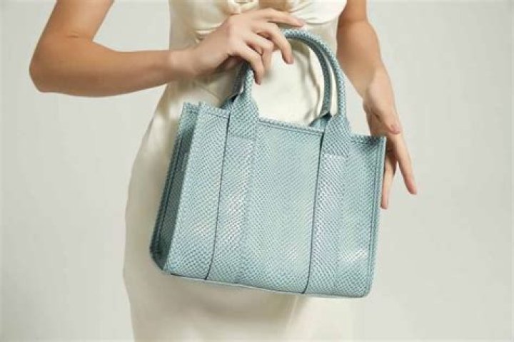 What is the difference between a tote and a handbag?