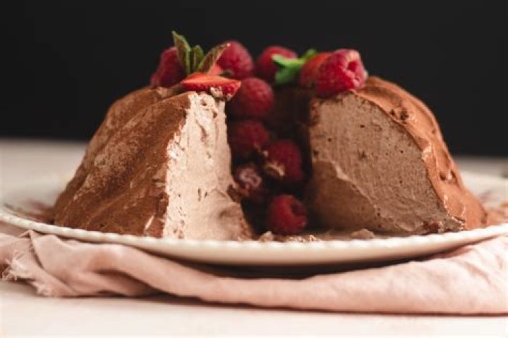 What is the difference between bavarois and mousse?