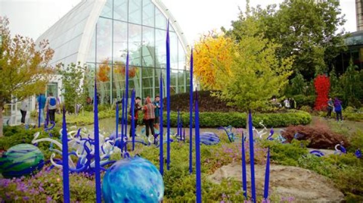 What is the name of the glass museum in Seattle Washington?