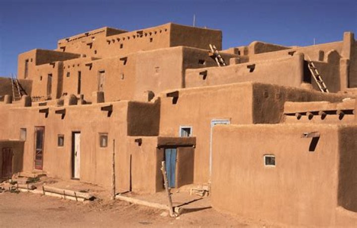 What kind of houses did the pueblo tribe live in?