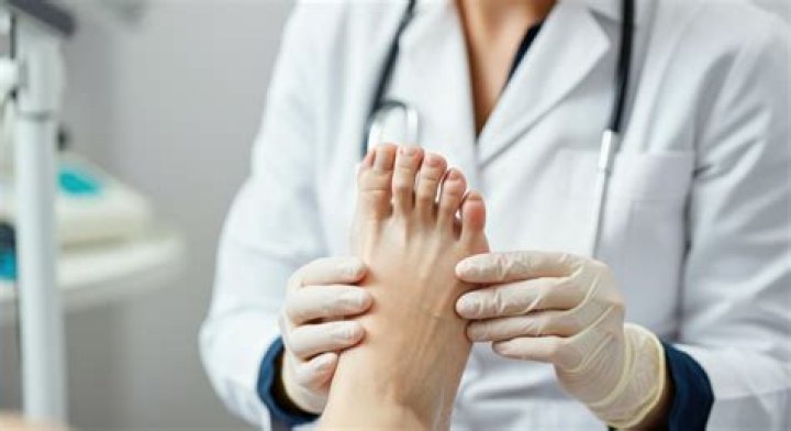 What tests should be carried out for diabetic foot screening?