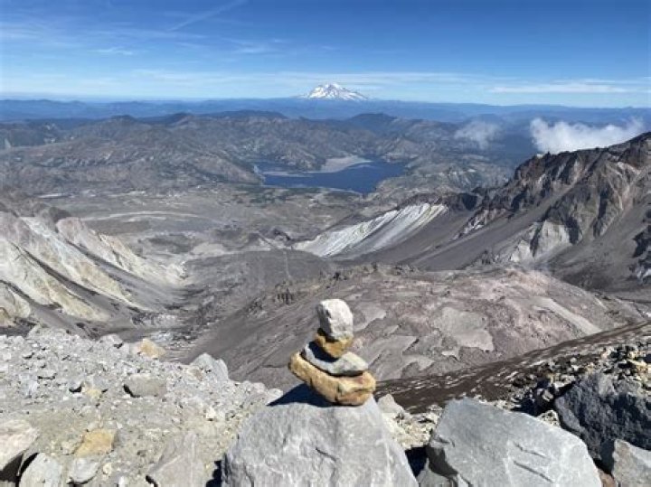 What town is near Mount Saint Helens?