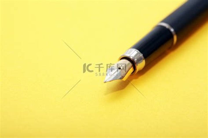 Which Note 9 has yellow pen?