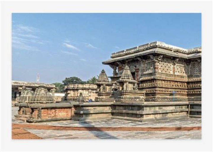Who built Belur Halebidu Temple?