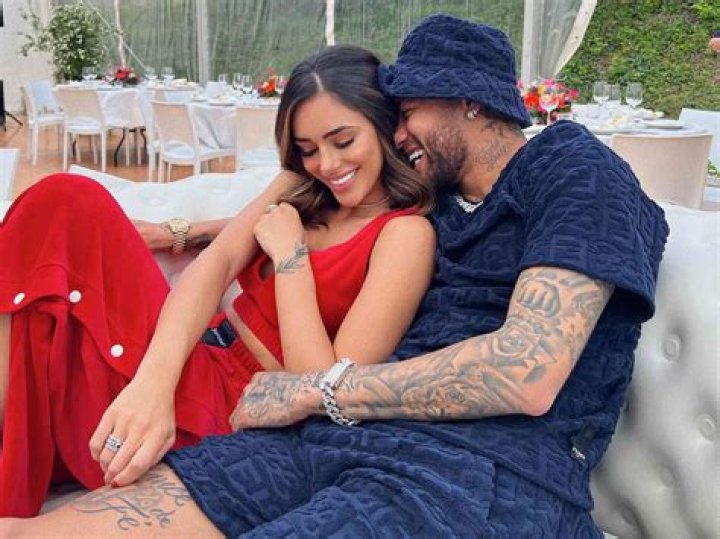 Who is Neymar Jr wife?