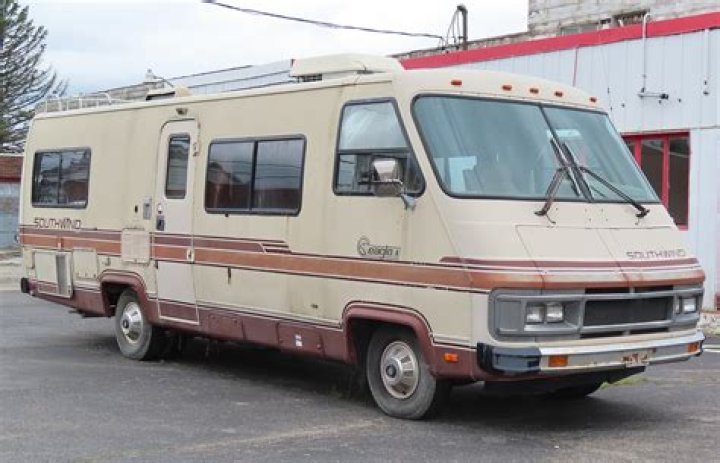 Who makes national Dolphin motorhomes?