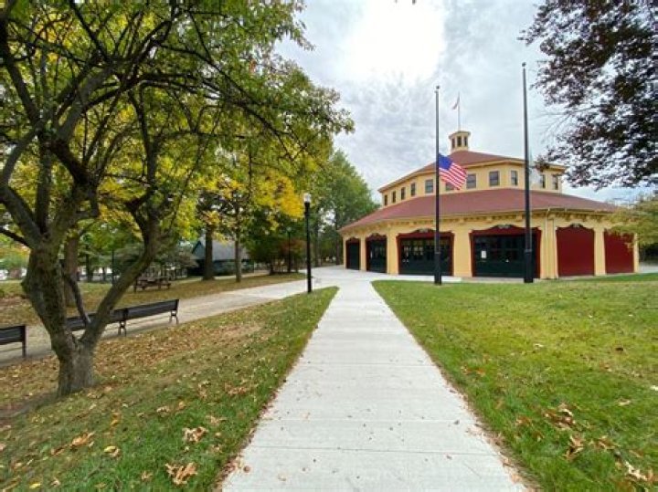 Why did Mountain Park in Holyoke MA close?